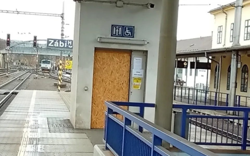 Problémy v zahraničí? Výtah pro kočárky a vozíčkáře na hlavním koridoru v Zábřehu půl roku nefungoval