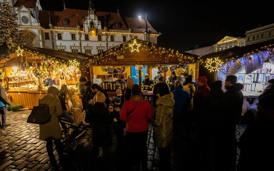 Ve stánku Dobrého místa pro život prodávali punč například hasiči