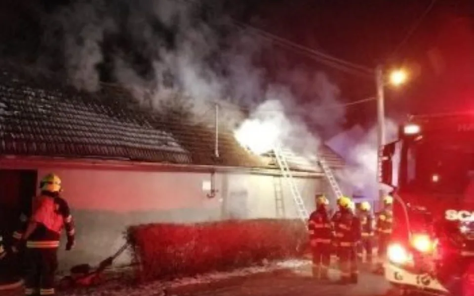 V Pavlovicích u Přerova hořela střecha rodinného domu. Požár likvidovaly tři jednotky hasičů