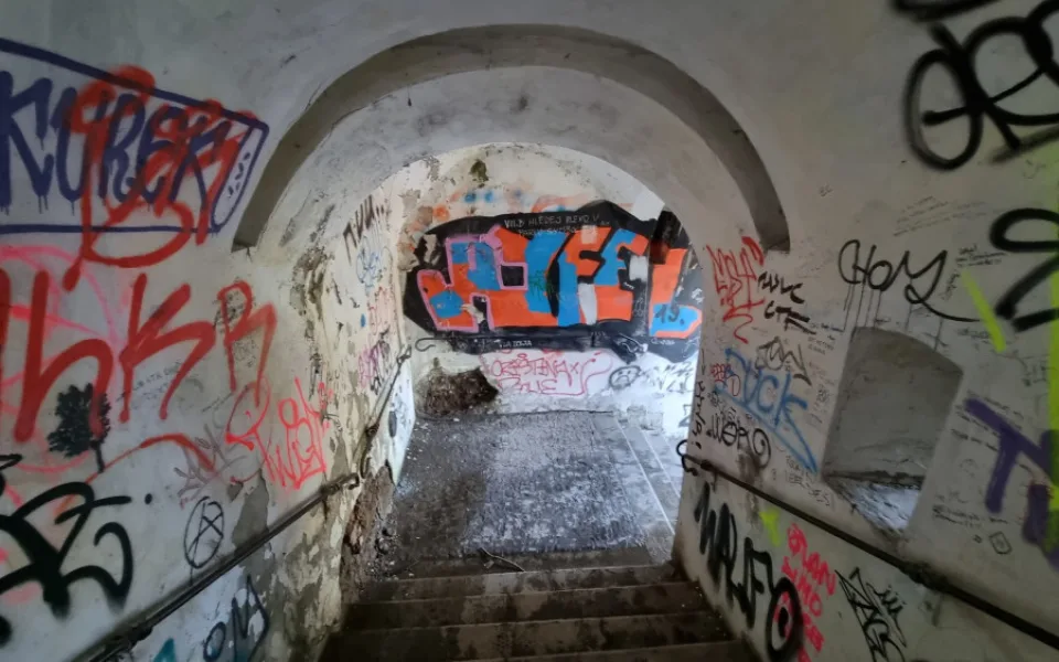 Dobrovolník spravuje zdi starobylých Michalských schodů v Olomouci, které zohyzdili sprejeři