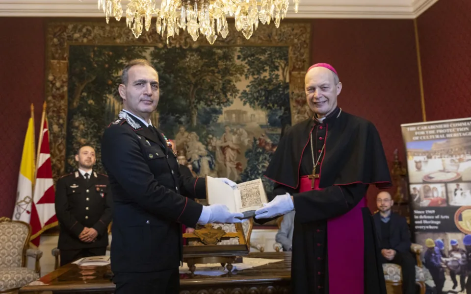 Italští karabiniéři přivezli do Olomouce mnoho let ztracenou knihu. Historický tisk našli na aukci