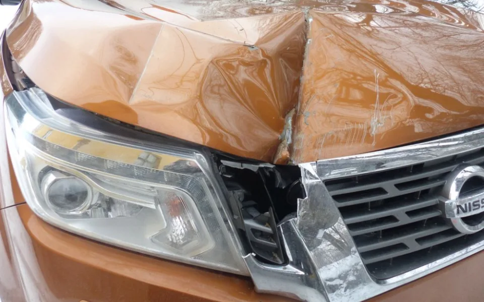 Traktor ve Zlatých Horách rozpáral vidlemi osobní auto. Jeho řidič naštěstí vyvázl bez zranění