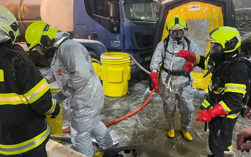 Na Jesenicku uniklo z cisterny tisíc litrů kyseliny, chemikálie se dostala i do řeky