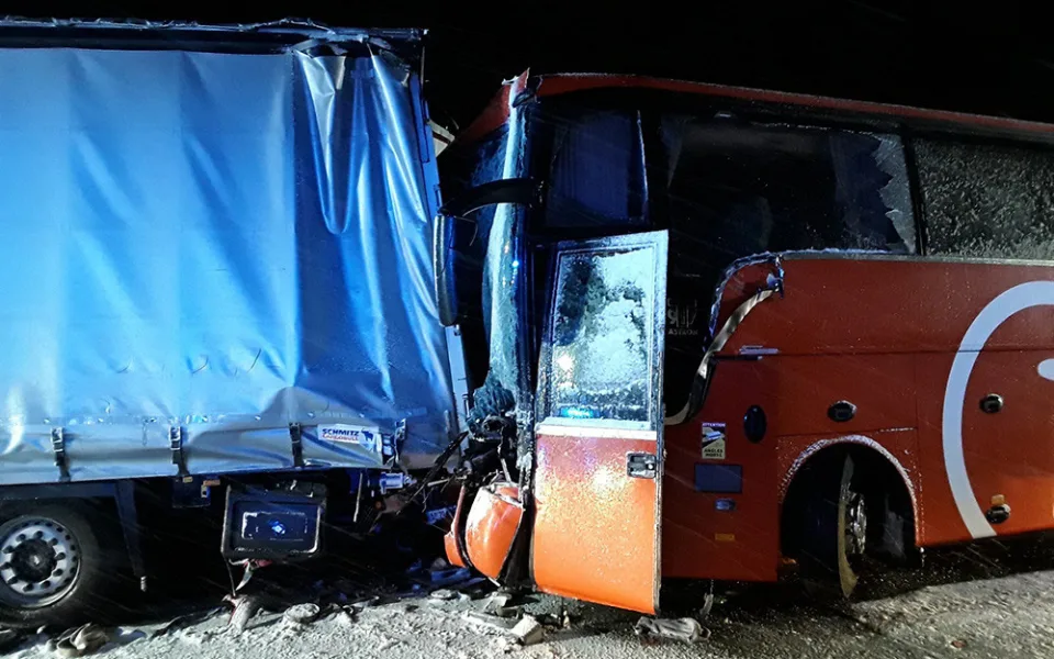 Na D1 se v noci střetl s kamionem autokar plný lidí. Desítky osob evakuovali hasiči