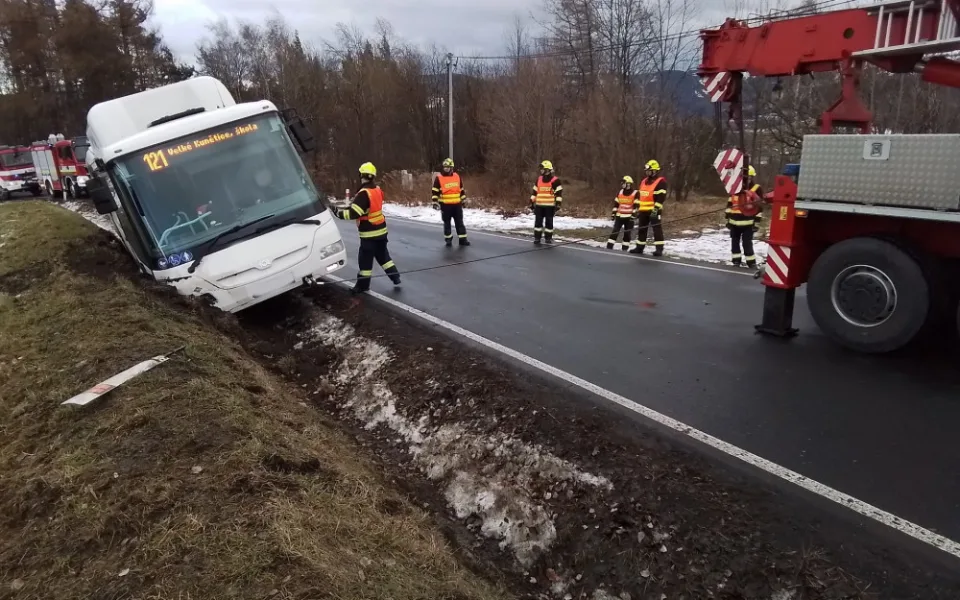 U Supíkovic havaroval autobus. Hasiči museli rozbít okno, aby dostali ven uvězněné cestující