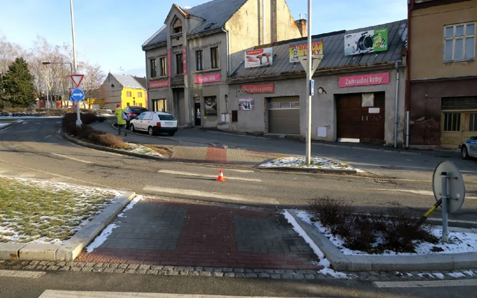 Po střetu s autem musel chlapec do nemocnice. Policie hledá řidičku i svědky nehody v Lipníku