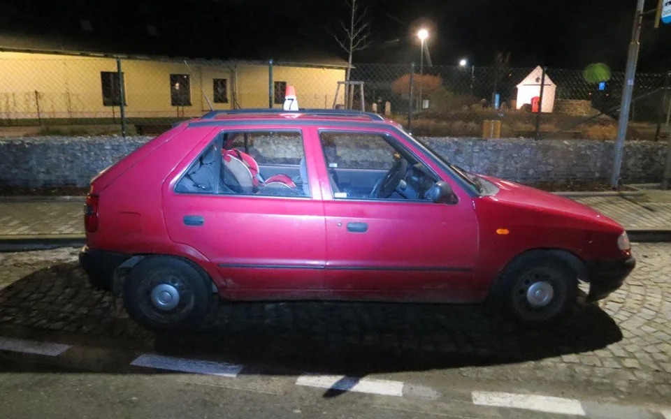 Policisté přistihli opilou ženu za volantem. Za půl hodiny ve stejném voze boural její ještě opilejší spolujezdec