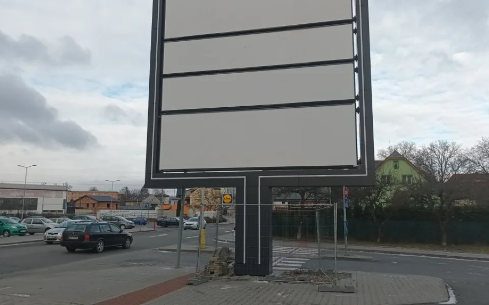 Zábřeh chce zachovat přechod, který zatarasil nepovolený reklamní pylon