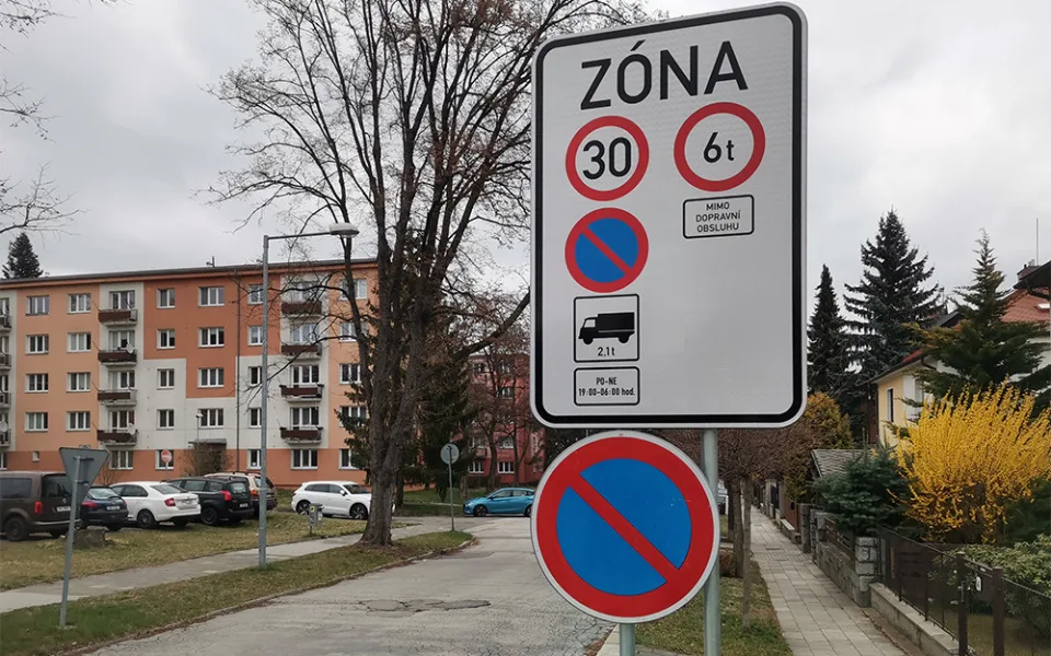 Dopravní značení zákaz nočního parkování dodávek - ilustrační foto