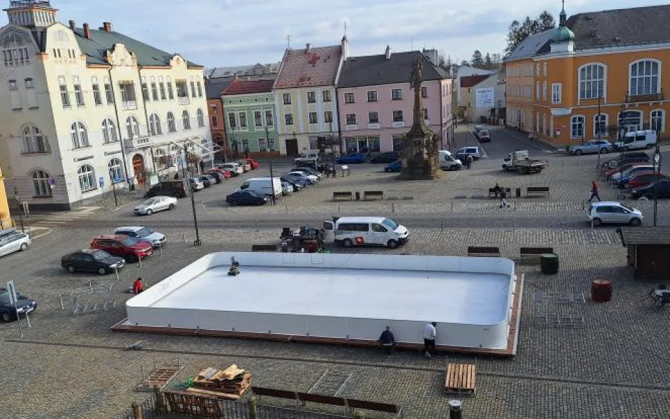 Litovel má opět plastové kluziště. Na náměstí bude do začátku března