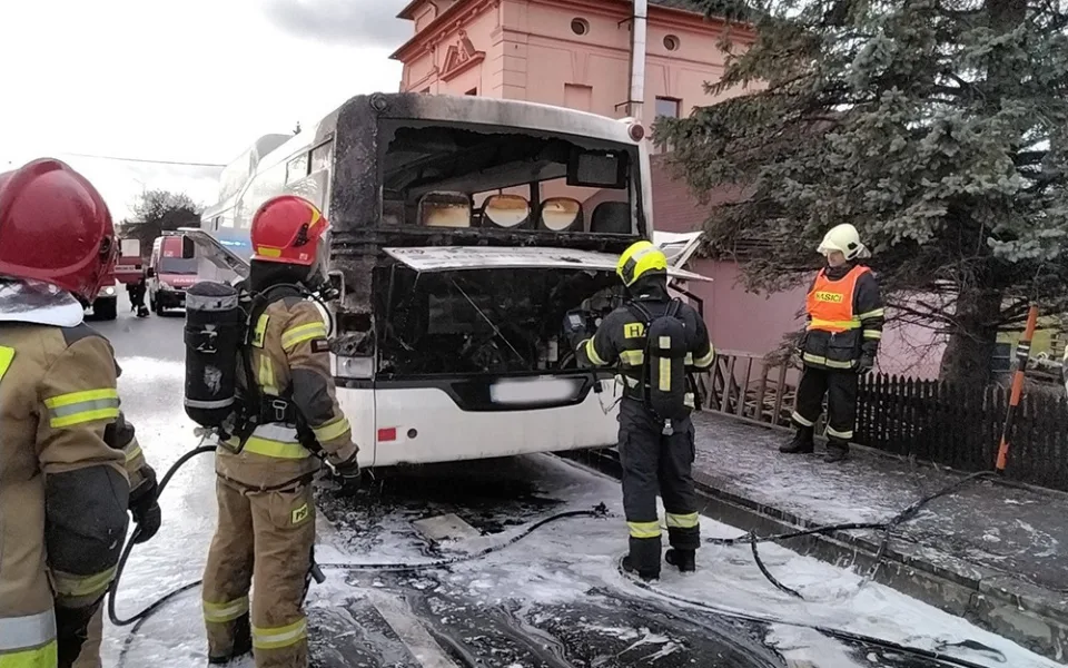 Ve Zlatých Horách shořela část autobusu. Hasičům pomáhali i kolegové z Polska