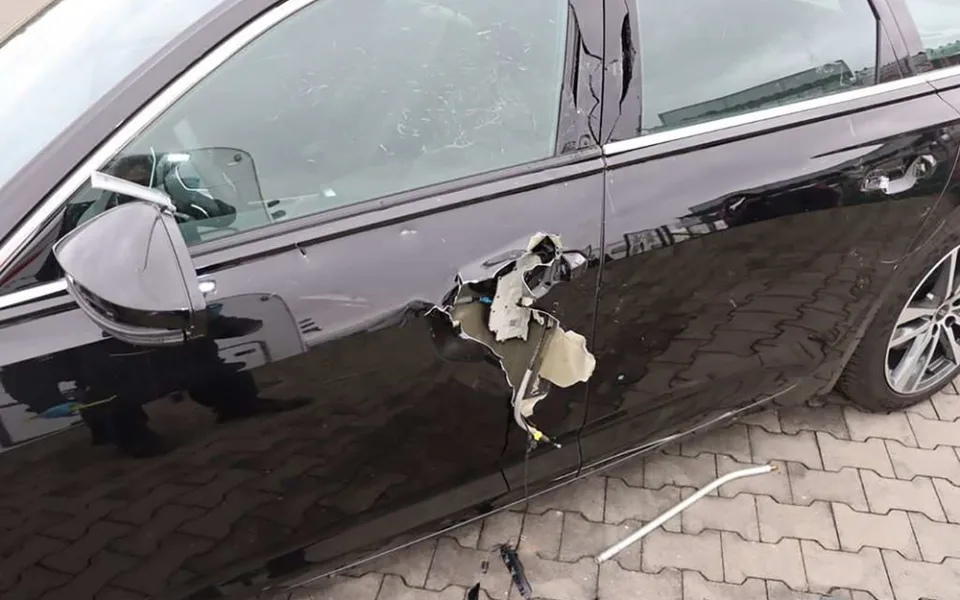 Řádění vandala za půl milionu. Na audině v Prostějově odlámal kliky, jedny dveře takřka rozpáral