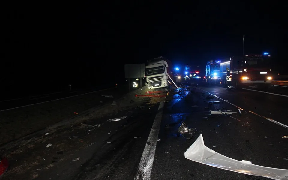 Chvilka nepozornosti za 4 miliony. D35 u Olomouce zablokoval v noci střet dvou kamionů