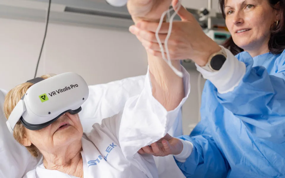 Rehabilitace s virtuální realitou. Efektivní metodu testují v Prostějově, Přerově i Šternberku