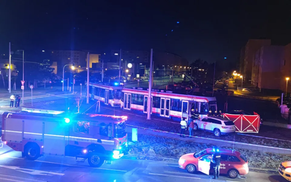 Dva lidé zemřeli v lednu při dopravních nehodách v Olomouckém kraji. Jedna z obětí se zřejmě vezla mezi tramvajemi