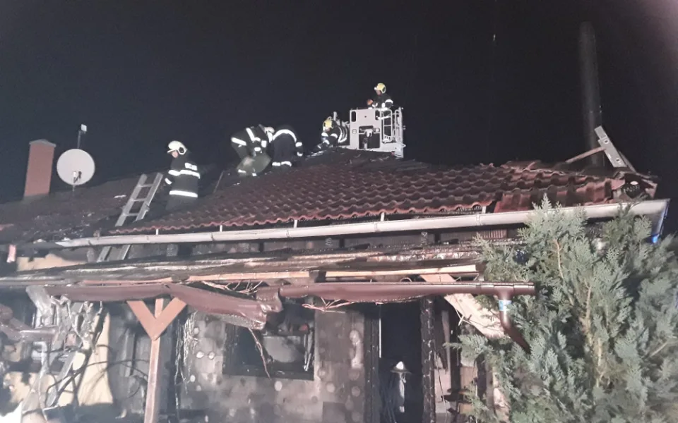 Ve Všechovicích hořel rodinný dům, na půdě explodovala plynová láhev. Příčinou je nedbalost