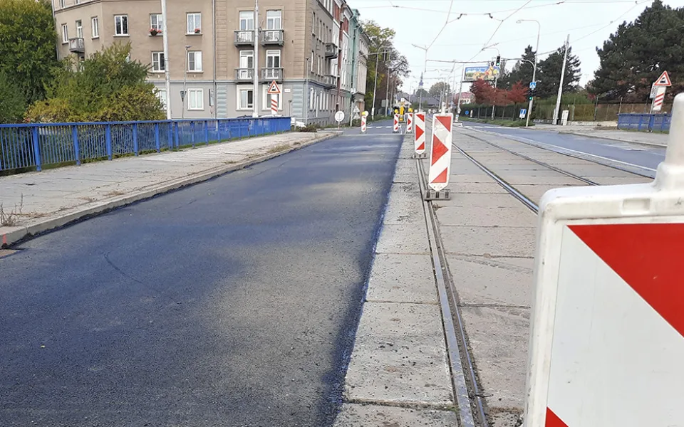 Tramvajová trať a silnice I/46 v Olomouci na Hodolanské a Divišově ulici