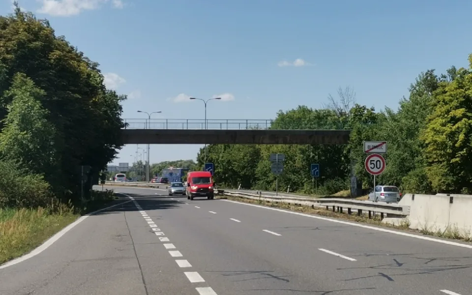 Původní lávka z roku 1975 nad Pražskou ulicí v Olomouci, v únoru začne stavba nového přemostění