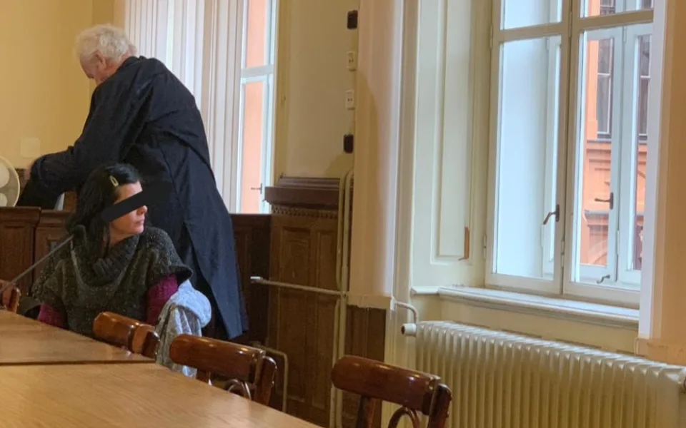 Žena strčila kočárek se synem pod jedoucí auto. Soudce ji poslal na pět let za mříže