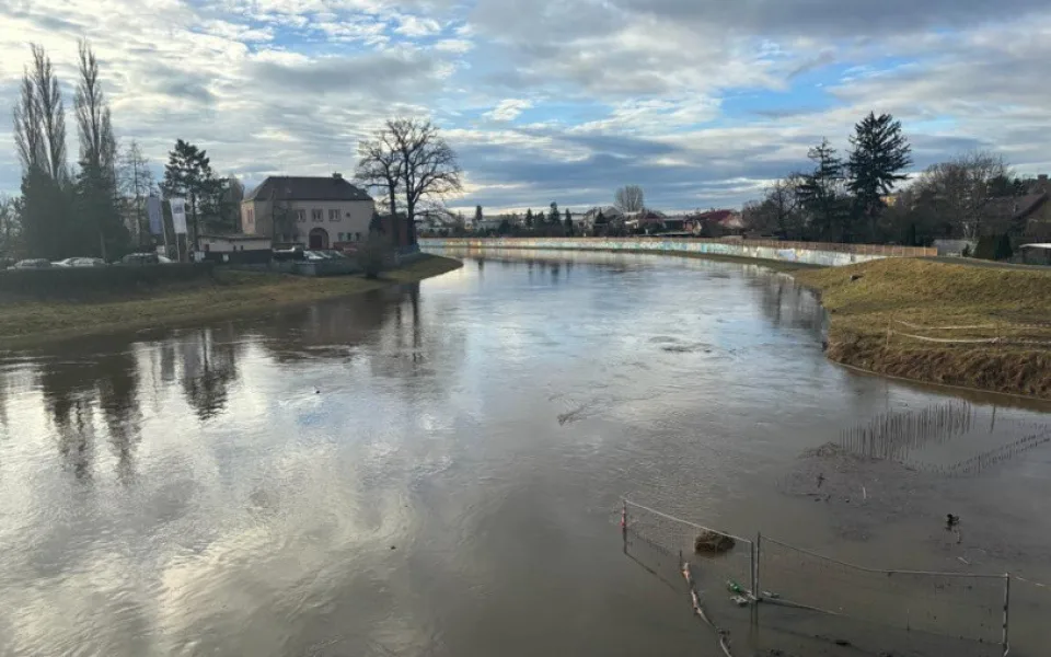 Morava je v Olomouci na prvním stupni a hladina dál stoupá. Město to zvládne, ubezpečují úřady