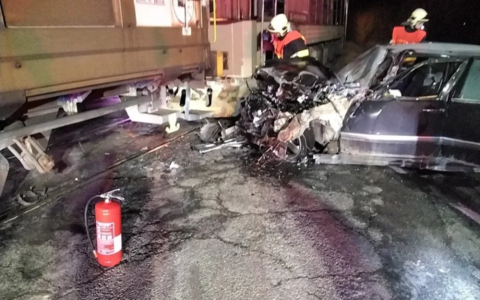 Noční nehoda na přejezdu u Kostelce na Hané: Jeden člověk utrpěl zranění