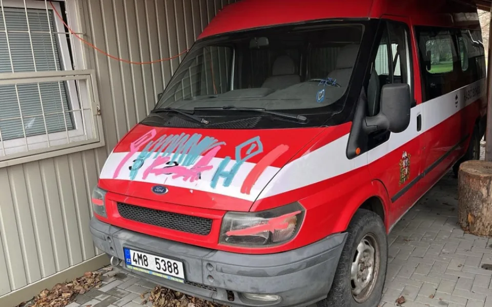 Přiznej se, vyzvali hasiči z Bohuslavic vandala, který jim posprejoval auto. Mají ho na záběrech kamery