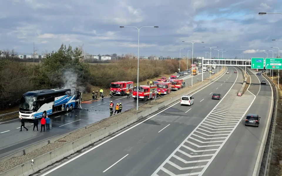 Hokejovým deváťákům z Hradce shořel na dálnici u Olomouce autobus. Z vozu včas unikli
