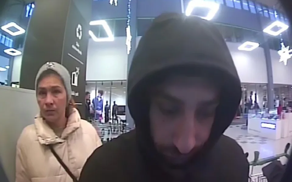 Policie pátrá po dvojici z olomouckého hypermarketu. Vyšetřuje zneužití platební karty
