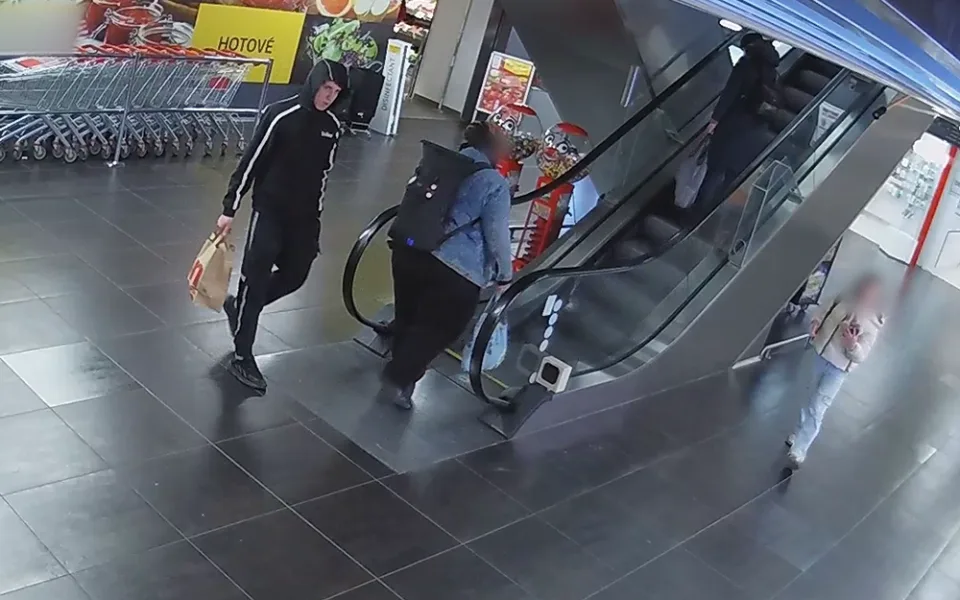 Policie pátrá po totožnosti muže z videozáznamu