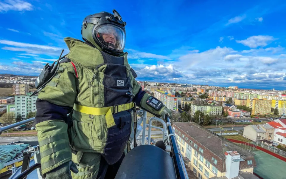 Hasiči a pyrotechnici likvidovali výbušninu na vysokém domě. Unikátní cvičení ověřilo schopnosti záchranářů