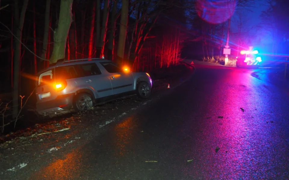 Špatně zabržděné auto přejelo u Šumperka silnici a narazilo od stromu. Naštěstí tudy nikdo nejel