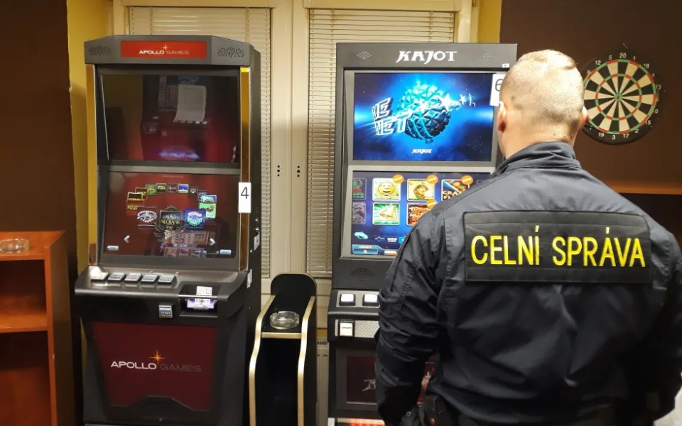 Celníci z Olomouckého kraje loni řešili více nelegálního alkoholu i hazardu