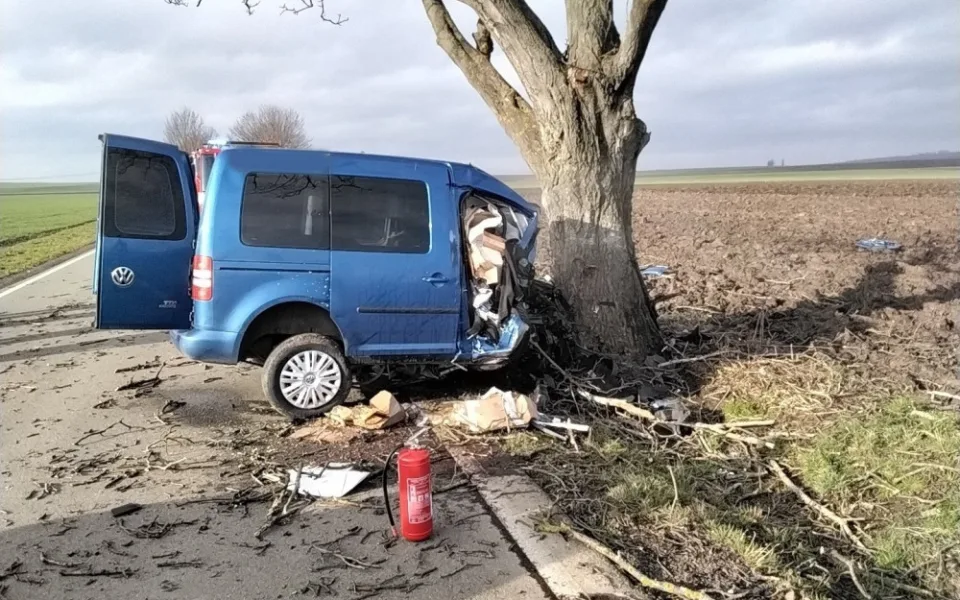 Při nehodě u Olšan na Prostějovsku dnes dopoledne zemřel třiačtyřicetiletý řidič. S autem narazil do stromu