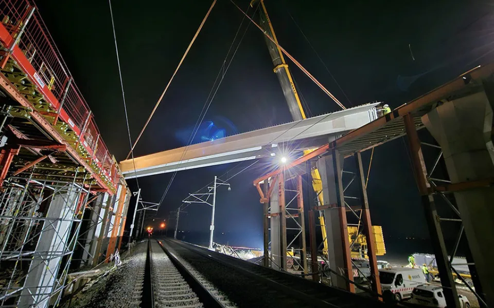 Poslední chybějící kus D1 u Přerova se buduje i v noci. Stavba se dostala nad železniční koridor