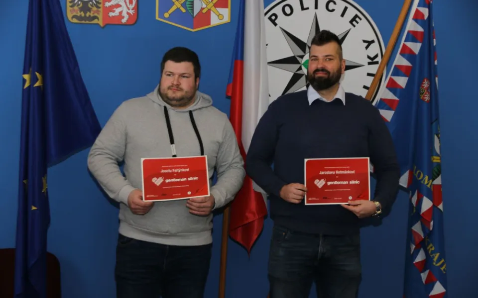 Muži vytáhli řidiče z hořícího automobilu a zachránili mu život. Ostatní si požár natáčeli na mobily