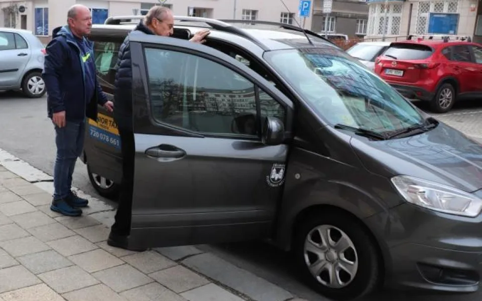Přerované si oblíbili senior taxi. Magistrát pro službu pořídil další vozidlo