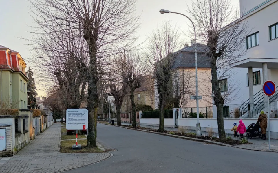 V lokalitách ořezů stromů jsou v Olomouci nově umístěné informační tabule
