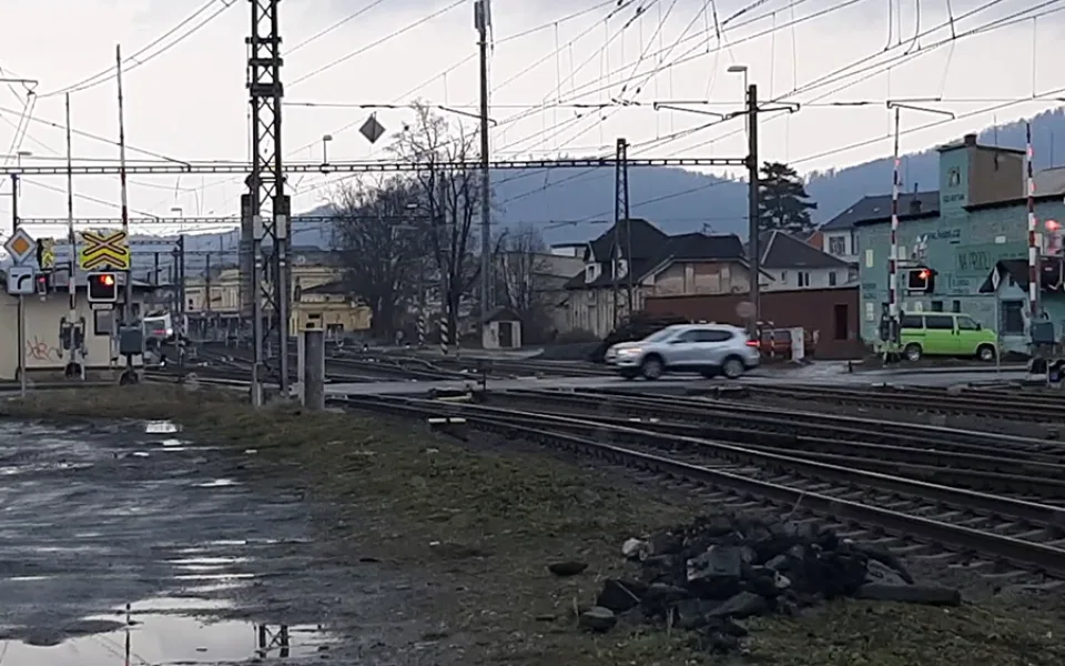 Zbytečný hazard na přejezdu. Šumperští policisté rozdávali nejvyšší možné pokuty