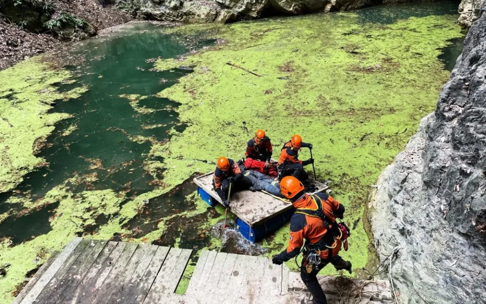 FOTOGALERIE: Lezecké skupiny hasičů cvičili v Hranické propasti. Zachraňovali zraněného turistu