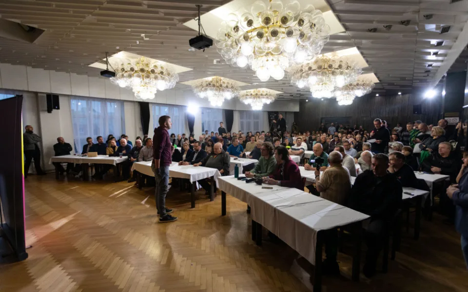 Sociální dávky, protiletecké kryty i kritika Babiše. Ministr Rakušan debatoval s Přerovany
