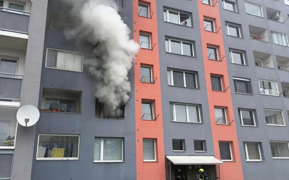 U Timpa v Olomouci hořel byt v paneláku. Tři lidé utrpěli zranění