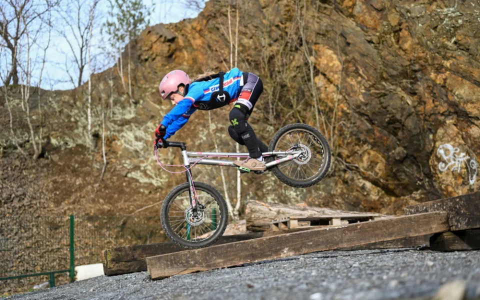Po skateparku a bikrosové dráze má nyní Zábřeh také areál pro biketrial. Město podporuje mládež