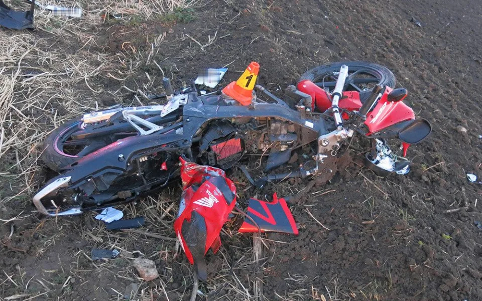 Mladá motorkářka spadla před projíždějící auto. Na Prostějovsko vzlétl záchranářský vrtulník