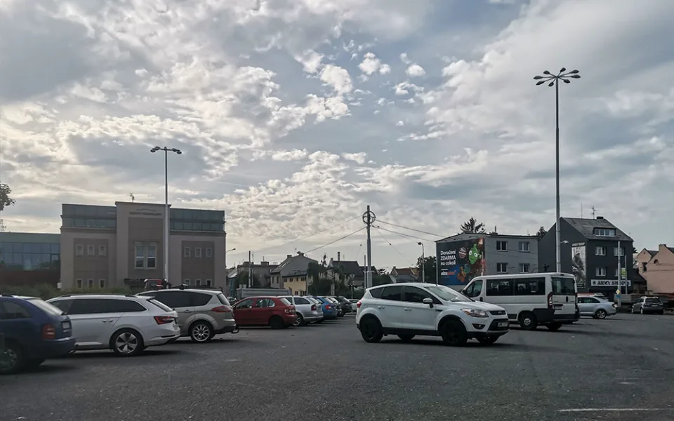 Na rozlehlé ploše na nároží ulici Hodolanská a Lipenská v Olomouci by mohl vzniknout parkovací dům