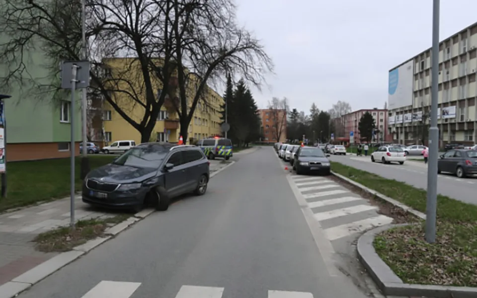 Opilý šofér naboural v Přerově čtyři auta, s poničenou škodovkou skončil na chodníku