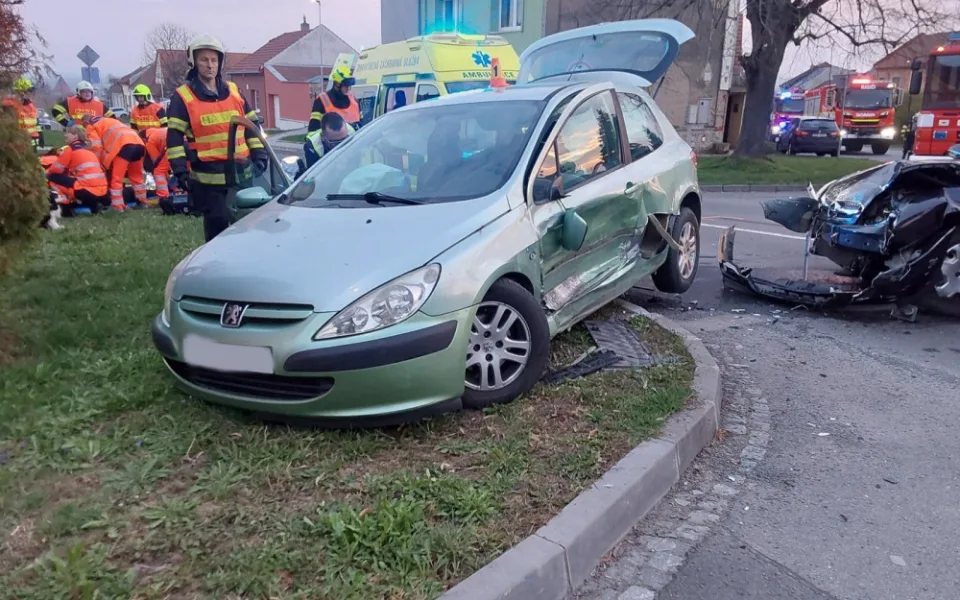 Mobil hlásí nehody. V Kapli se srazily dvě osobní auta, u Němčic nad Hanou havarovala motorkářka