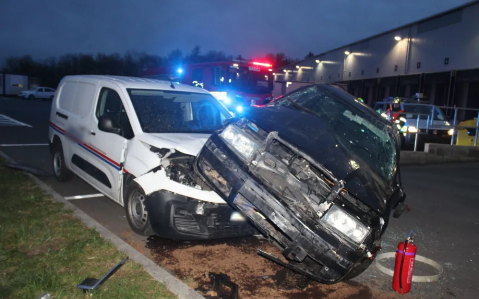 Mladý opilý řidič smetl u Břuchotína patník, plot, hydrant a obrubníky. Zastavilo ho až zaparkované auto