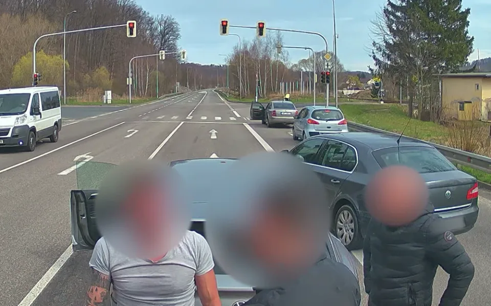 Kamioňák na Jesenicku chtěl předjíždět, řidiči ho blokovali. Na semaforech přišla ostrá výměna názorů