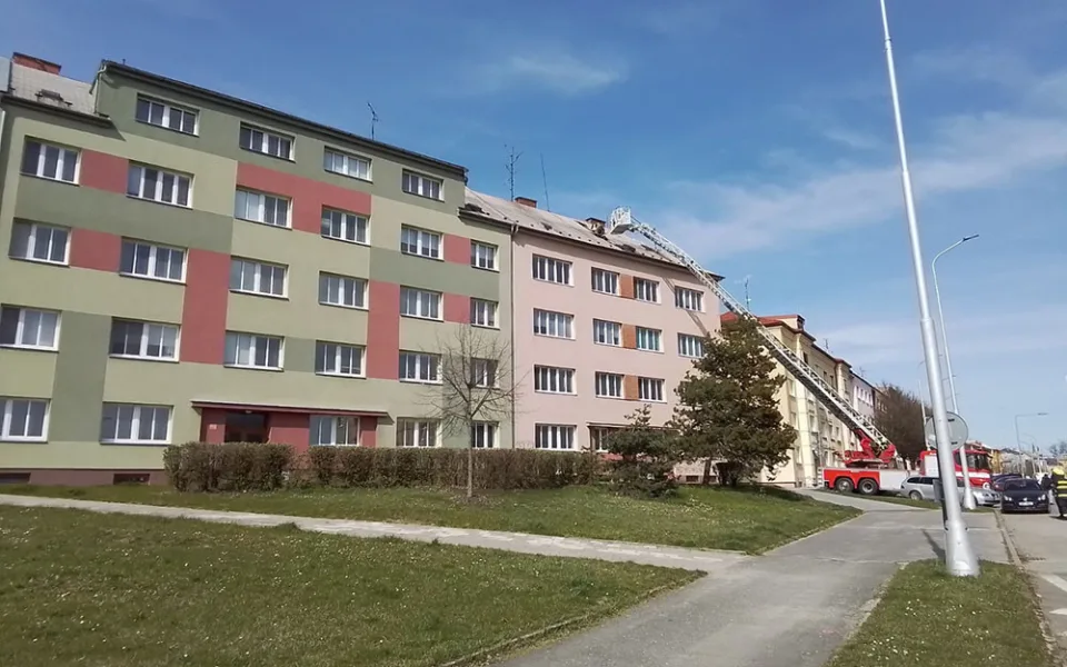 Poničené střechy i náraz vlaku do stromu. Hasiči v Olomouckém kraji řešili kvůli vichru desítky událostí