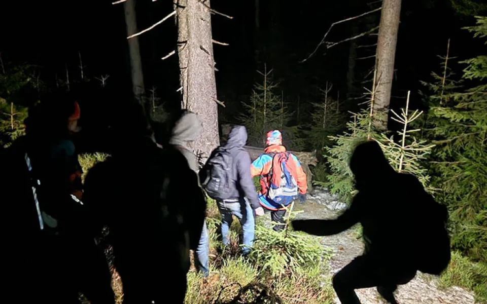 Bez vybavení zabloudili přes hranice. Prochladlé polské turisty v noci vypátrali horší záchranáři